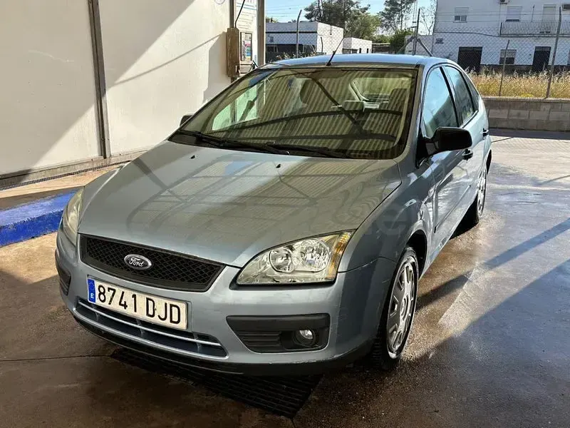 Usado Ford Focus Trend 100 CV (73 kW) 2005 Gris / plata Berlina