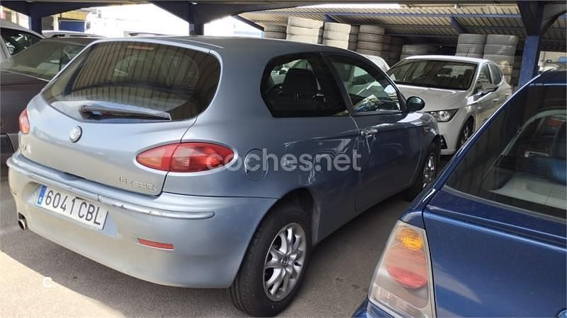 Usado Alfa Romeo 147 Distinctive 105 CV (77 kW) 2002 Gris / plata Utilitario