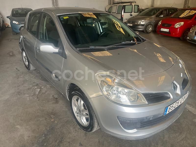 Usado Renault Clio II Dynamique 75 CV (55 kW) 2006 Gris / plata Berlina