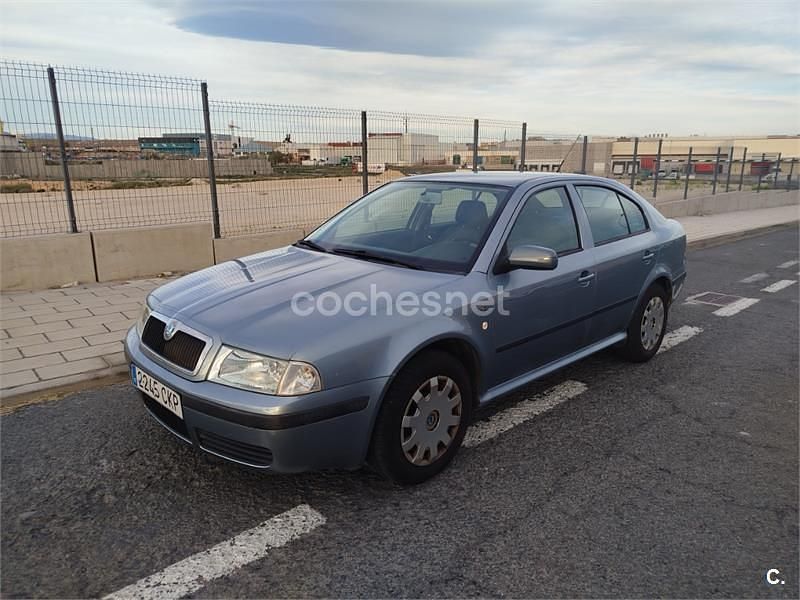 Usado Skoda Octavia Ambiente 102 CV (75 kW) 2003 Gris / plata Berlina
