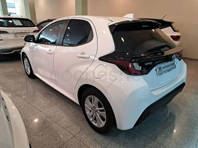 Usado Toyota Yaris Hybrid Business Edition 116 CV (85 kW) 2022 Blanco Berlina