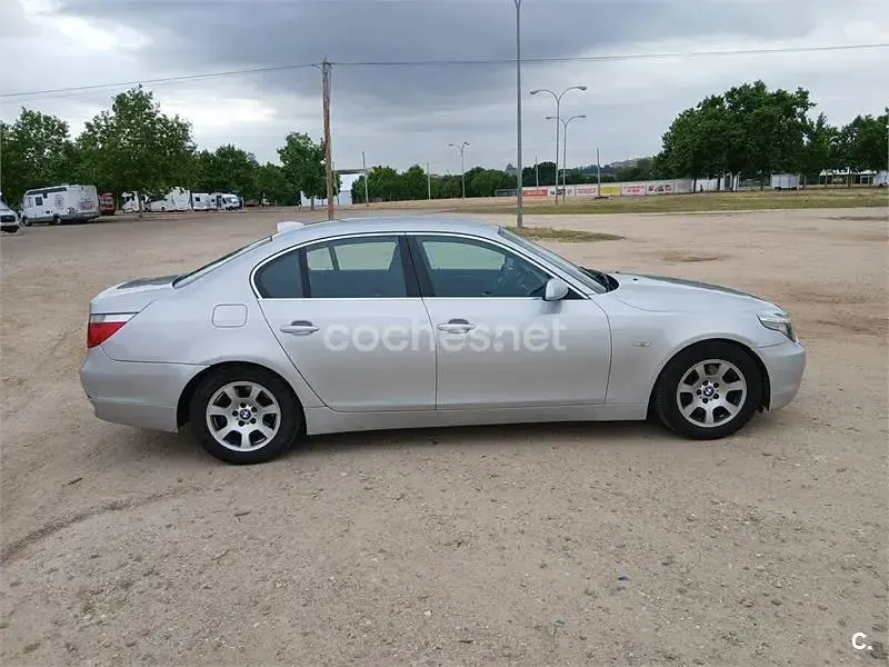 Usado BMW 530 193 CV (141 kW) 2004 Gris / plata Berlina