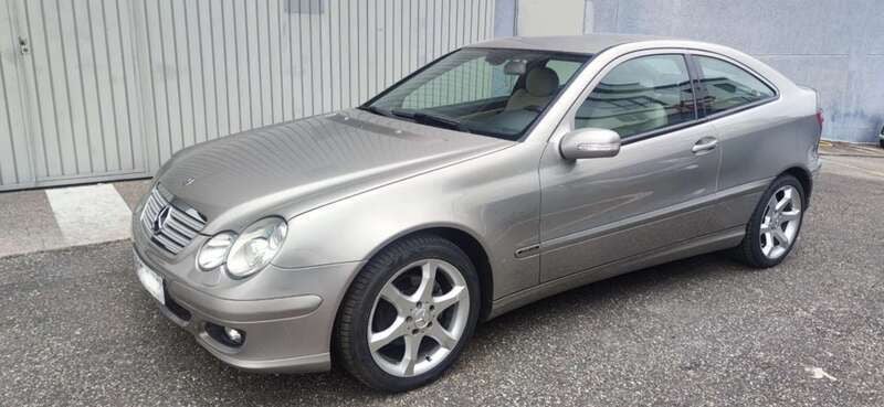 Plateado Usado 2006 Mercedes C220 Sport Edition Coupe | 8549 € (Precio justo) - Imagen 1/4
