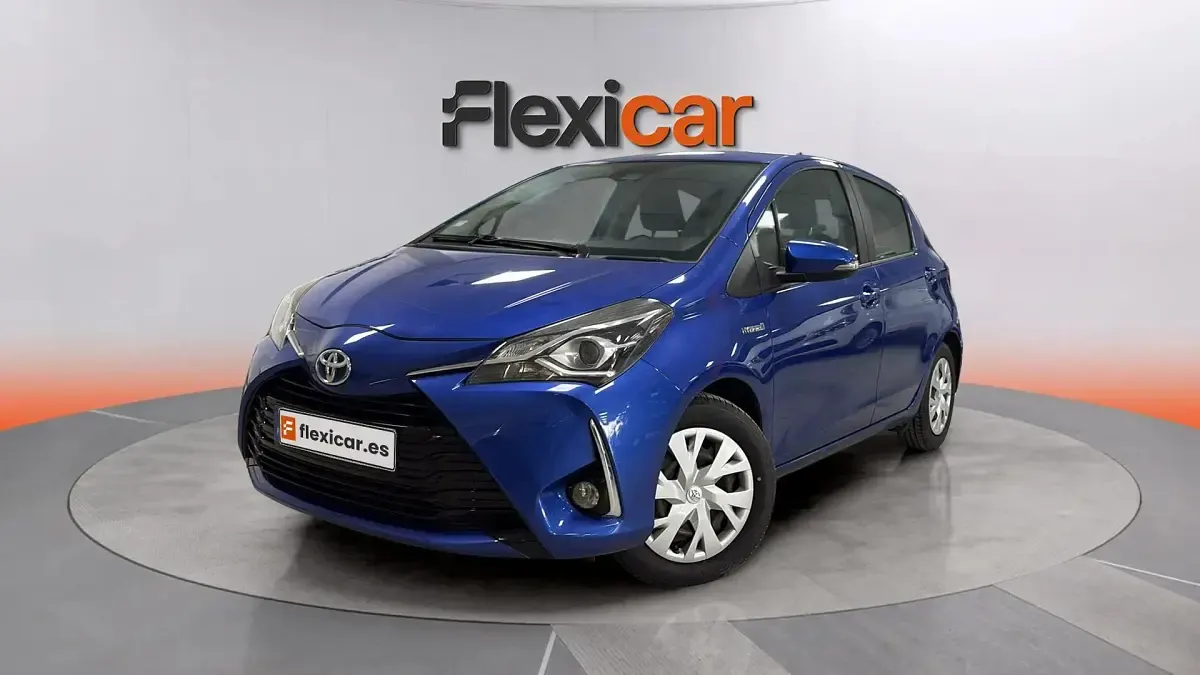 Usado Toyota Yaris Hybrid Active 100 CV (73 kW) 2020 Azul Berlina