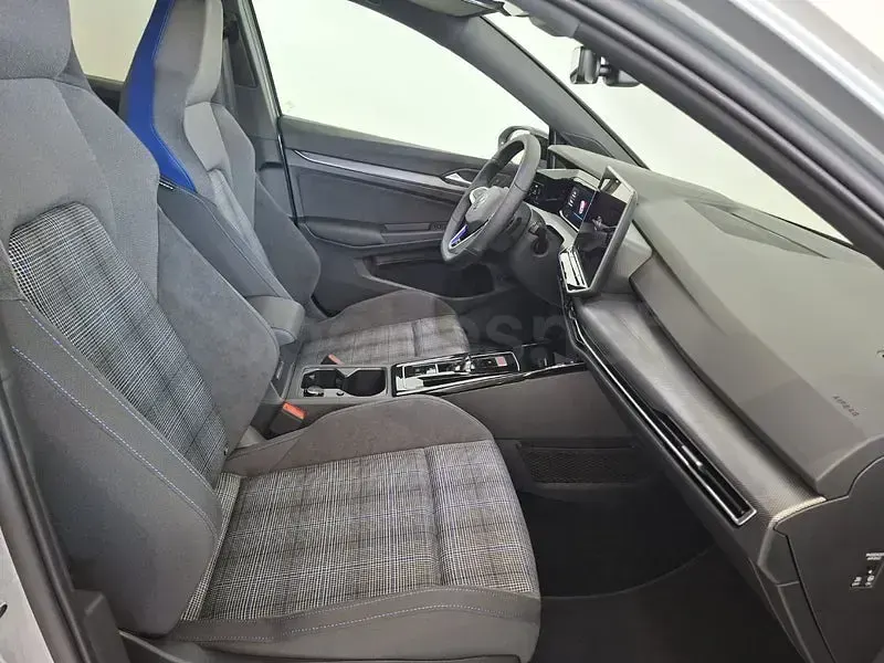 Nuevo VW Golf VIII GTE 272 CV (200 kW) 2026 Gris / plata Berlina