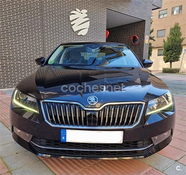 Usado Skoda Superb SportLine 150 CV (110 kW) 2019 Negro Berlina
