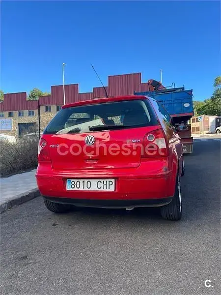 Usado VW Polo Trendline 64 CV (47 kW) 2003 Rojo Berlina