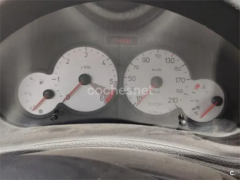 Usado Peugeot 206 70 CV (51 kW) 2005 Negro Berlina