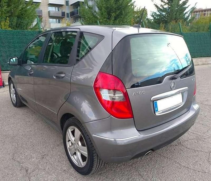 Usado Mercedes A180 109 CV (80 kW) 2009 Gris Berlina