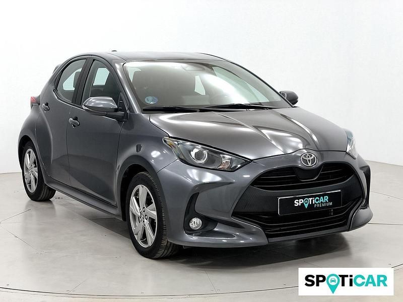 Gris Usado 2024 Toyota Yaris Hybrid Active Berlina | 20.500 € (Precio justo) - Imagen 1/4