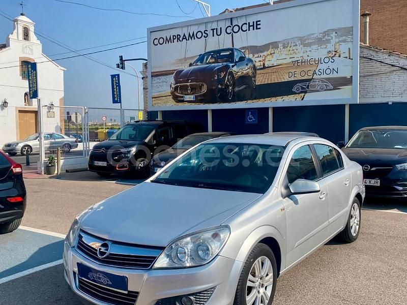 Gris / plata Usado 2010 Opel Astra Enjoy Berlina | 4990 € (Buen precio) - Imagen 1/4