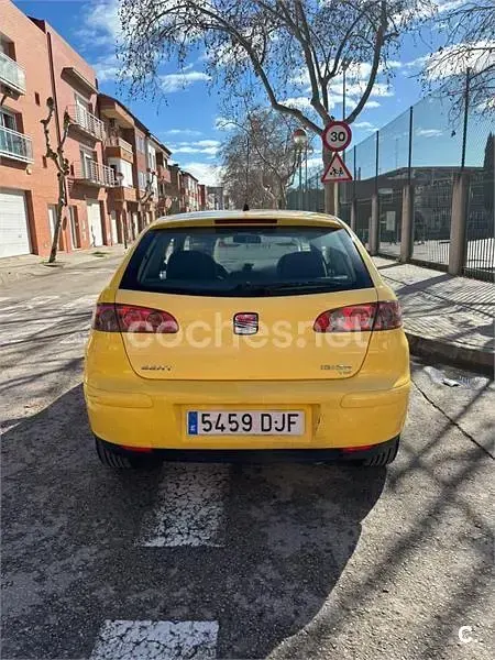 Usado Seat Ibiza Sport 100 CV (73 kW) 2005 Amarillo Utilitario
