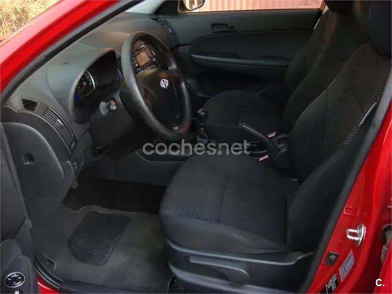 Usado Hyundai i30 Comfort 90 CV (66 kW) 2010 Rojo Berlina