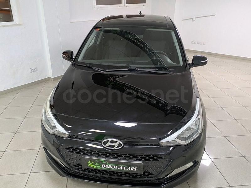 Usado Hyundai i20 84 CV (61 kW) 2017 Negro Berlina