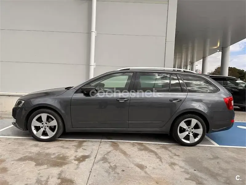 Usado Skoda Octavia Ambition 150 CV (110 kW) 2016 Gris / plata Familiar