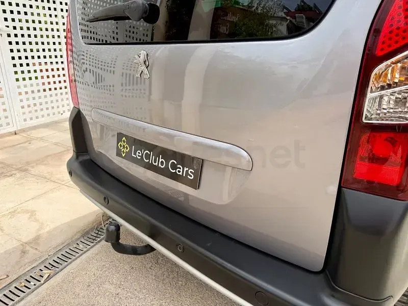 Usado Peugeot Partner Tepee Outdoor 120 CV (88 kW) 2016 Gris / plata Monovolumen