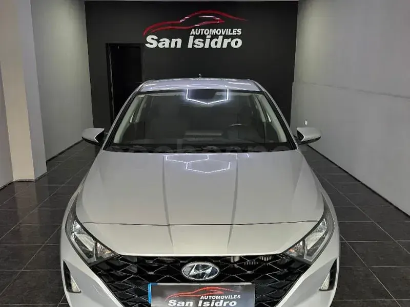Usado Hyundai i20 100 CV (73 kW) 2021 Gris / plata Utilitario