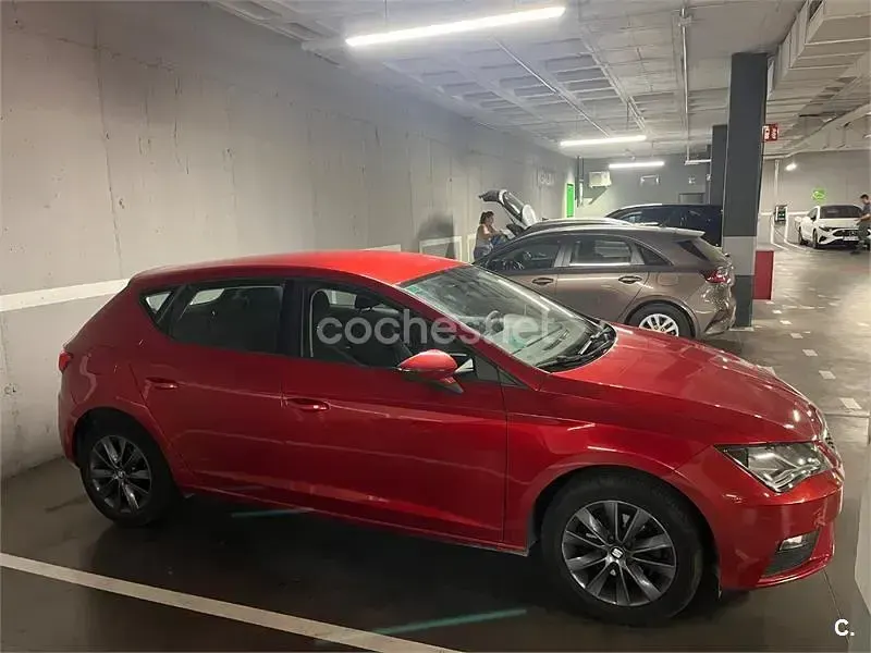 Usado Seat Leon Reference 110 CV (80 kW) 2018 Rojo Berlina