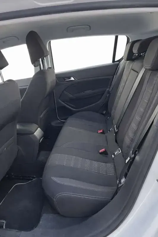 Usado Peugeot 308 Allure 120 CV (88 kW) 2015 Blanco Utilitario