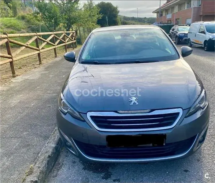 Usado Peugeot 308 Allure 120 CV (88 kW) 2016 Gris / plata Berlina