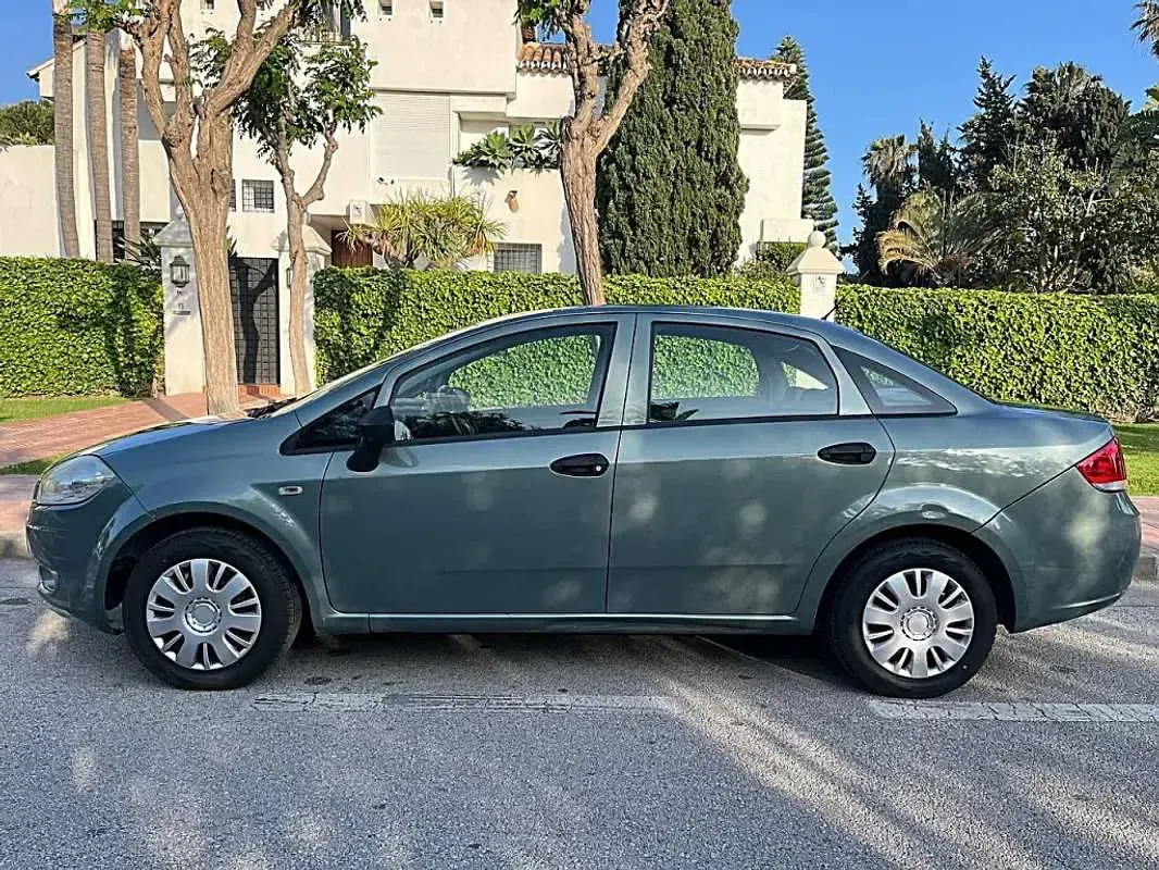 Usado Fiat Linea Active 77 CV (56 kW) 2010 Gris / plata Berlina