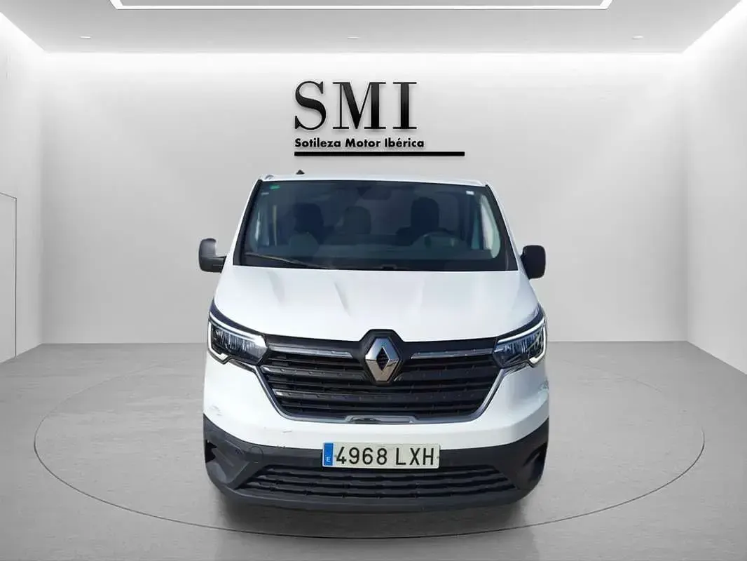 Usado Renault Trafic 110 CV (80 kW) 2022 Blanco Monovolumen