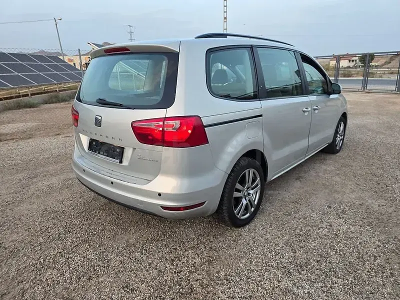 Usado Seat Alhambra Reference 140 CV (102 kW) 2011 Gris / plata Monovolumen