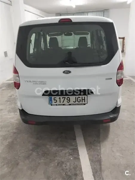 Usado Ford Tourneo Courier Ambiente 100 CV (73 kW) 2015 Blanco Monovolumen