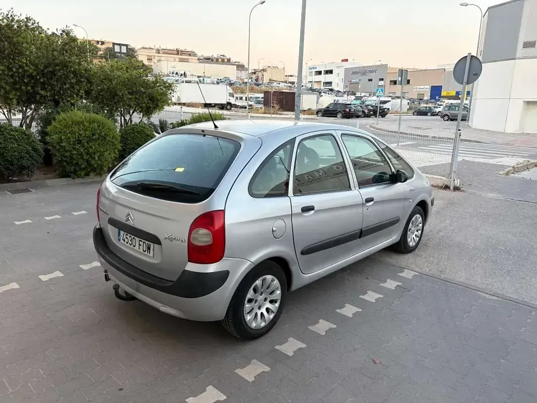 Usado Citroën Xsara Picasso 90 CV (66 kW) 2007 Plateado Monovolumen
