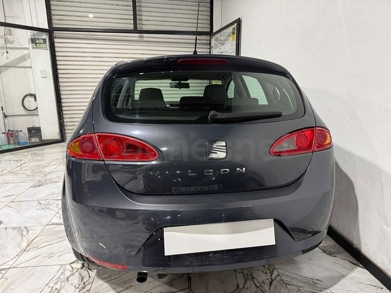 Usado Seat Leon Sport 102 CV (75 kW) 2005 Gris / plata Berlina