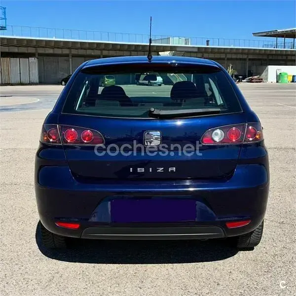 Usado Seat Ibiza Reference 70 CV (51 kW) 2009 Azul Berlina