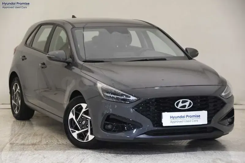 Usado Hyundai i30 100 CV (73 kW) 2025 Gris / plata Berlina