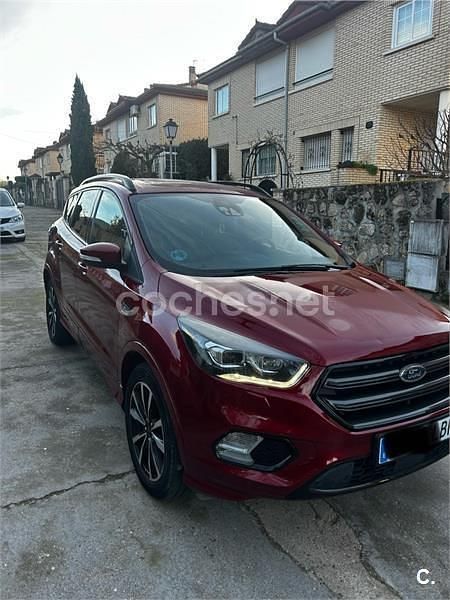 Usado Ford Kuga ST-Line 150 CV (110 kW) 2019 Granate SUV