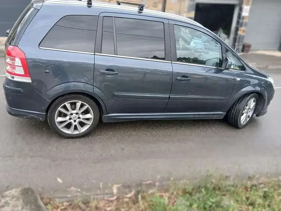 Używany Opel Zafira Cosmo 150 KM (110 kW) 2011 Niebieski Minivan