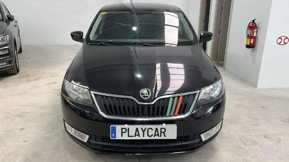 Usado Skoda Rapid Active 110 CV (80 kW) 2015 Negro Utilitario