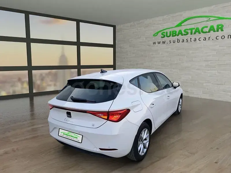 Usado Seat Leon Style 130 CV (95 kW) 2021 Blanco Berlina