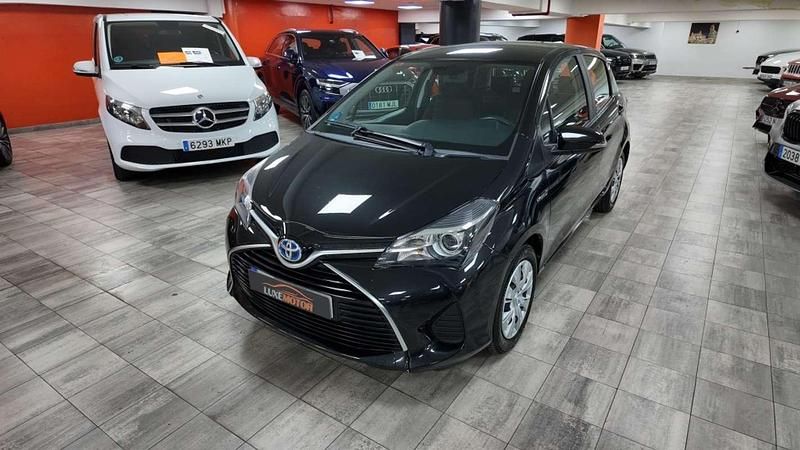 Usado Toyota Yaris Hybrid Advance 99 CV (72 kW) 2017 Negro Utilitario