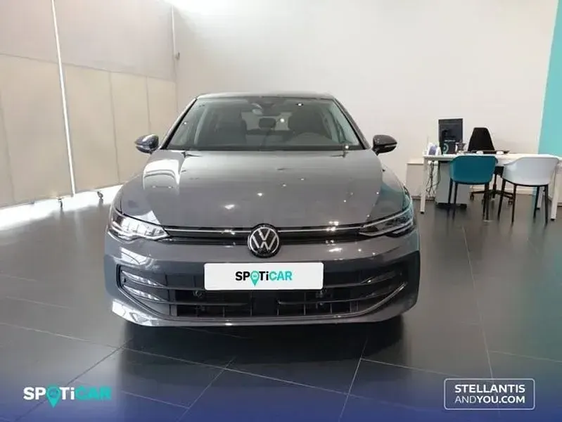 Usado VW Golf VIII 115 CV (84 kW) 2025 Gris / plata Berlina