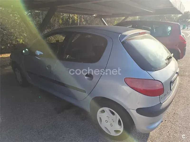 Usado Peugeot 206 75 CV (55 kW) 2003 Blanco Berlina