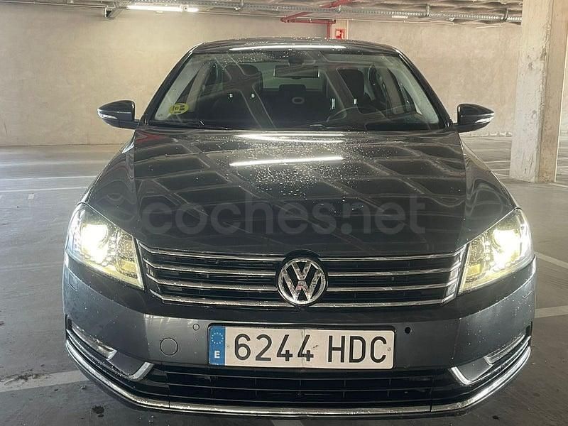 Usado VW Passat 105 CV (77 kW) 2011 Gris / plata Berlina