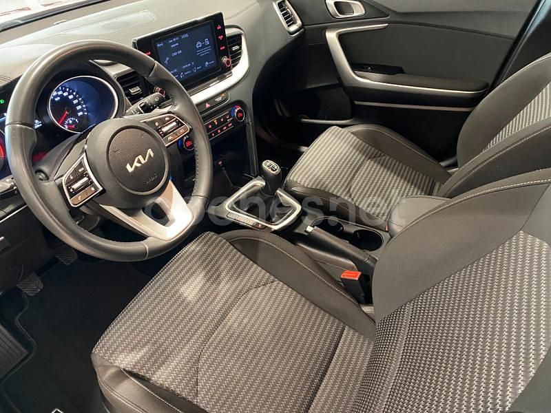 Usado Kia Ceed 100 CV (73 kW) 2022 Rojo Utilitario