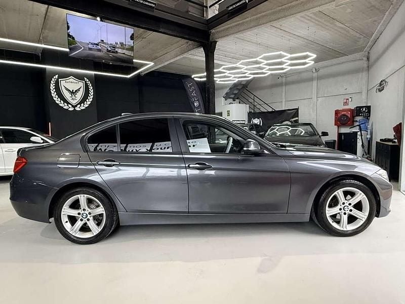 Usado BMW 318 Comfort Edition 143 HP (105 kW) 2014 Cinzento Sedan