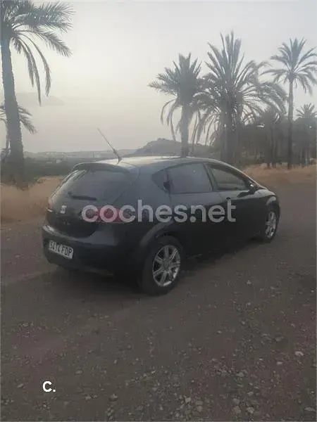 Usado Seat Leon Sport 105 CV (77 kW) 2006 Negro Utilitario