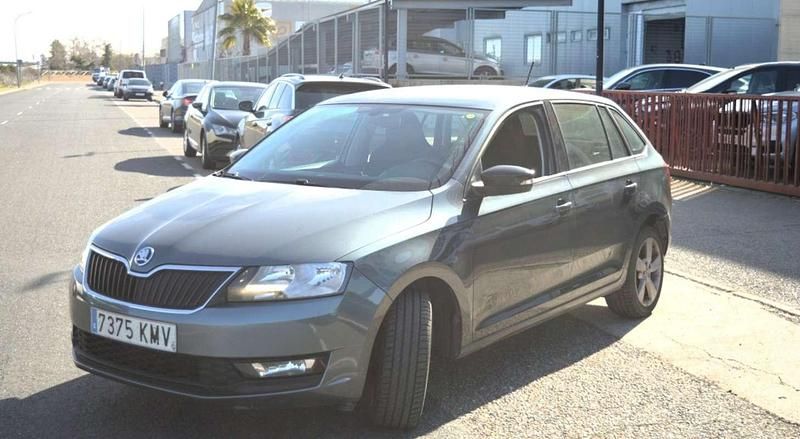 Usado Skoda Rapid Style 90 CV (66 kW) 2018 Gris Utilitario