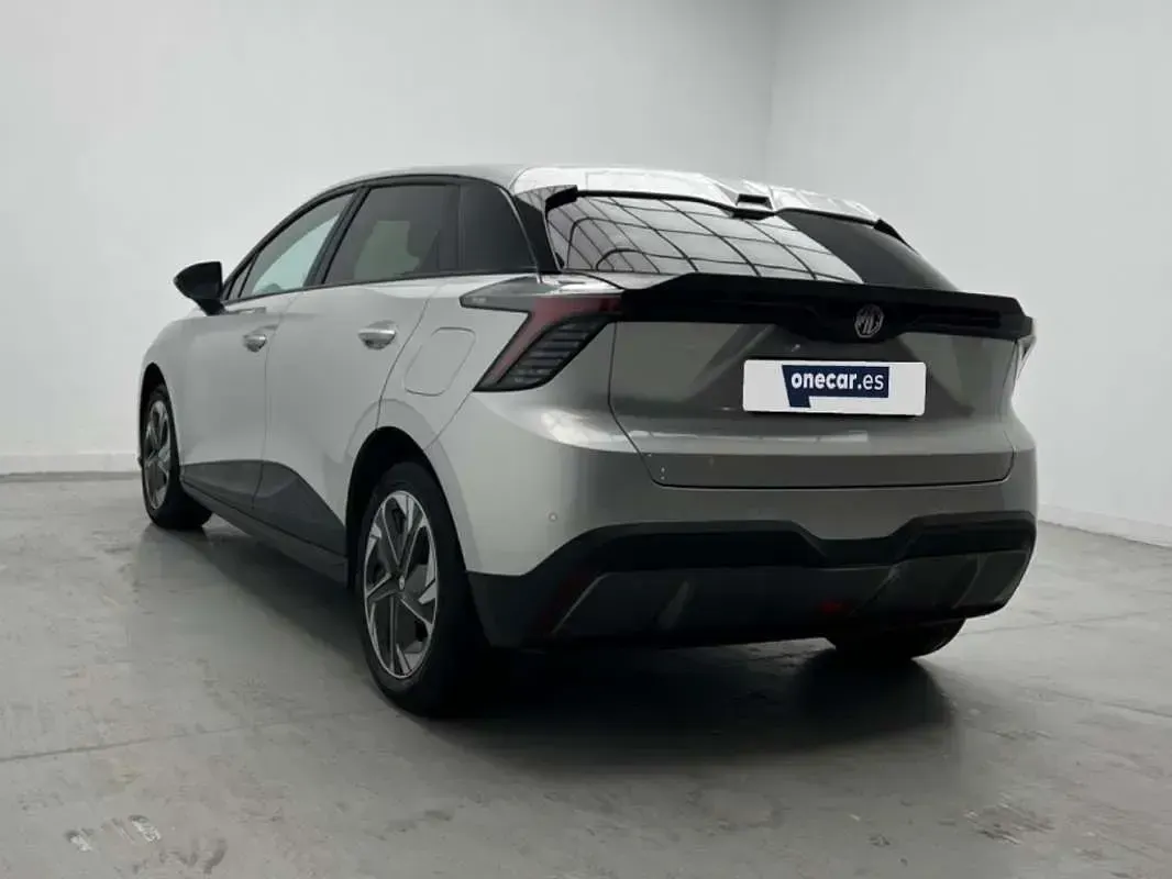 Usado MG MG4 EV Comfort 150 kW (204 CV) 2023 Gris silver sil Utilitario