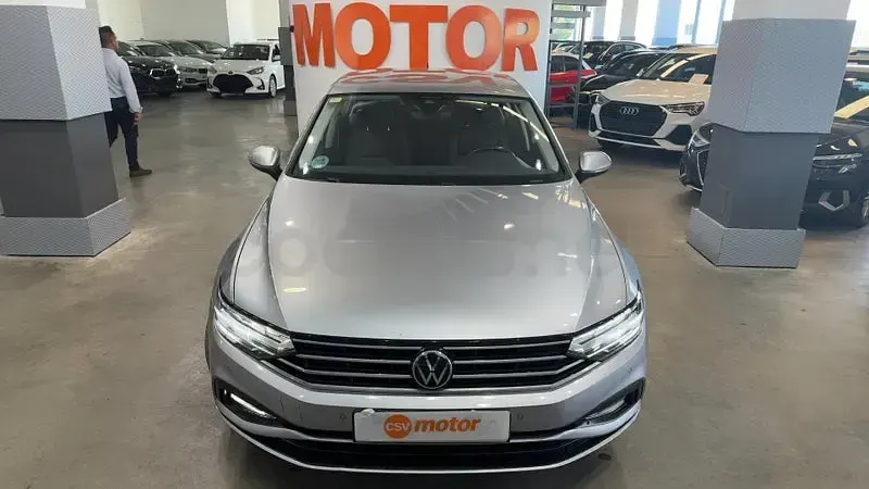 Usado VW Passat 122 CV (89 kW) 2021 Gris / plata Berlina