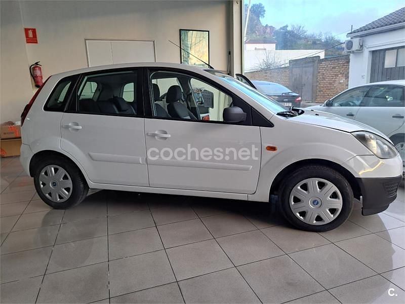 Usado Ford Fiesta Futura 68 CV (50 kW) 2008 Blanco Utilitario
