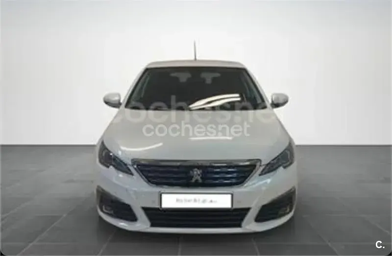 Usado Peugeot 308 Allure 100 CV (73 kW) 2019 Blanco Berlina