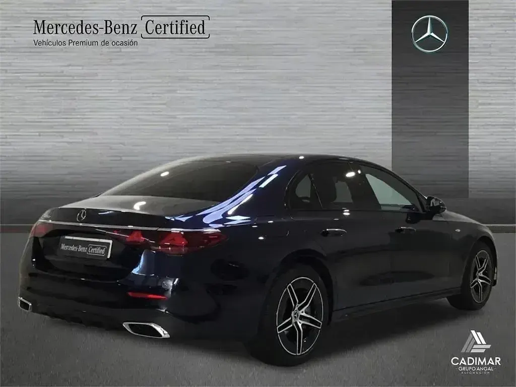Usado Mercedes E300 AMG line 313 CV (230 kW) 2025 Azul náutico Berlina
