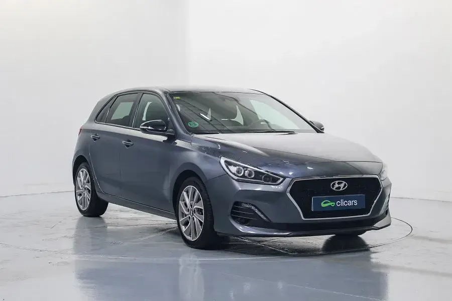 Usado Hyundai i30 140 CV (102 kW) 2018 Gris / plata Berlina